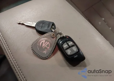 2003 Lincoln Town Car Signature z USA, uszkodzony, nr VIN 1LNHM82W43Y637935